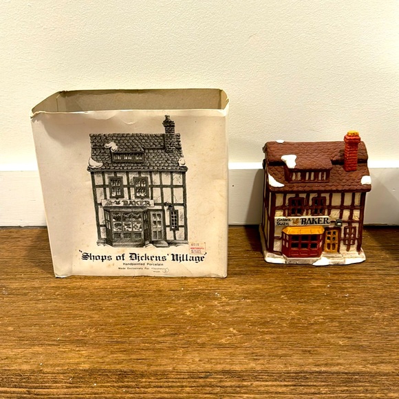 Shops of Dickens Village, Golden Swan Baker - Picture 1 of 1